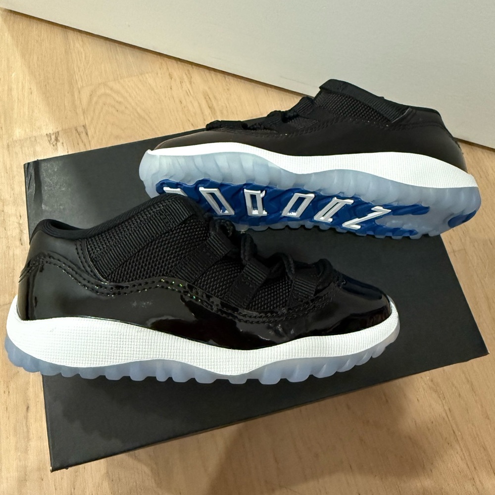 Jordan Retro 11 Low NEVER WORN